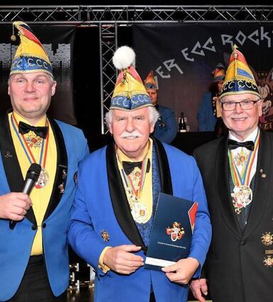 Für Walter F. Bilke (M.) gibt es die höchste Ehrung des ECC. Überreicht wird sie ihm von Thomas Buchwitz (l.) und Werner Treiber.