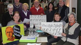 Die erfolgreichen Kursteilnehmer im großen Saal des Heimatmuseums: Die Mutzenmandeln, der selbst gemachte Brombeerlikör und das Reklameschild mit „Pfarrer Heumanns Heilmittel“ erleichterten den Schülern den Abschied.