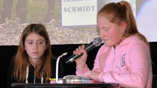 Die Sechstklässlerinnen Vivien Staudt und Milena Amato lesen aus Kapitel eins und zwei des Buches „Leon und der Enderle“.
