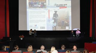 Zu Beginn des Events im Central Kino gibt es Lesungen aus einigen Kapiteln des Buches. Die Besucher im Saal werden mit der Geschichte von „Leon und Enderle“ mit seinen zwei Erzählebenen vertraut gemacht.