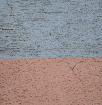 An der Fassade ist deutlich ein Riss zu sehen.