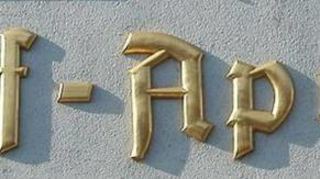 Der goldene Schriftzug ist auch heute noch am Gebäude zu sehen und wird sicher auch künftig erhalten bleiben.