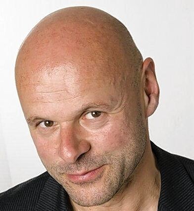 <p>Der neunjährige Jörg Martin beim Schachspielen (links). Der Sohn eines evangelischen Pfarrers wuchs im Pfaffengrund auf. Heute lebt der Kabarettist Willnauer in Graz in Österreich. Bald gastiert er in der Schwetzinger Stadtbücherei.</p>
