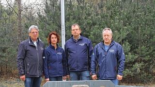 <p>Klaus Schwenninger, Sabine Tesseraux, Jörg Bensemann und Willi Schenkel am Jim-Clark-Gedenkstein.</p>