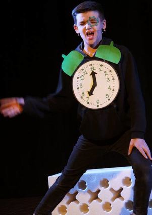 Der Wecker (Jannis Augustin) singt sich seinen Frust von der Seele.