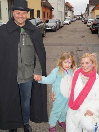 „Fasnacht gehört dazu“, sagen Sina Michels mit Enie und Christian Deutsch.