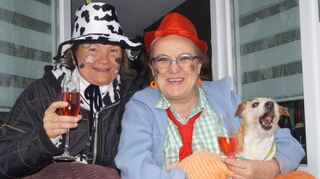 Ulrike Saif (l.) und Sonja Schreiner haben am Fenster in der Hockenheimer Straße 71 mit Hund „Cherry“ einen Logenplatz.