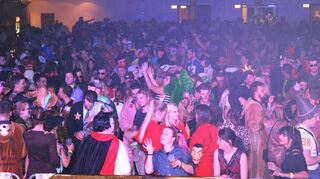 Beim Lumbeball mit „Sunshine live“-DJ Falk Otto, Fachmann für die 90er-Hits, und DJ Dimi alias Dimitrios Grigorakis aus Plankstadt für die Fasnachtskracher, geht die Post ab.