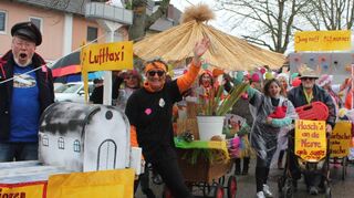 Die Kolpingfamilie nimmt traditionell besonders gekonnt lokale Themen aufs Korn – diesmal das Schütte-Lanz-Areal mit seinen geplanten Sportarenen und der Verwirklichung des Lufttaxis.