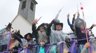 Die „M-AGAA-ische“ Brückenbauer der Alten Gaussianer machen auch vor der evangelischen Kirche in Brühl eine gute Figur.