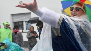 „Kollerkrotten“-Prinzessin Janina verteilt Gutsel ans närrische Volk.