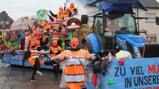 Kein Gelbwestenprotest, sondern die Unterwasserwelt des Clubs BKA mit jeder Menge Nemos, die den Besuchern einen Konfettiregen bescherten.
