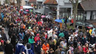 Teilweise wird’s richtig eng auf dem Zugweg. Doch das Bild trügt ein wenig, denn es zeigt die vielen „Schwarzkittel“, die dem Musikwagen von „Music Monks“ folgen, ansonsten zeigte sich selbst der Lindenplatz diesmal nur spärlich besetzt.