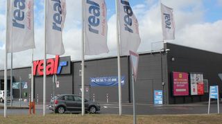 Das Einkaufszentrum im Brühler Norden zierte schon mancher Schriftzug: Massa, Plaza, Kolossa, Walmart und aktuell Real. Die Immobilie soll sich nun die Einzelhandelskette Scheck-In gesichert haben.