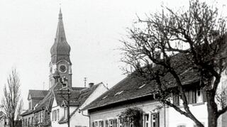<p>Schon bald wird das alte Pfarrhaus für ein Neubaugebiet abgerissen. Hanspeter Rausch, Gisela Jahn und Brigitte Koch-Brömmer vom Heimatverein (Bild rechts unten, von links) und und Hildburg Krauss, die in der St. Leoner Straße 11 ihre Kindheit verbrachte, schauten sich noch einmal um. Das Bild links ist vermutlich um 1930 entstanden.</p>