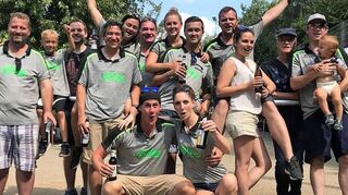 Vor drei Jahren in der Kreisliga gestartet, jetzt beginnt für das Boule-Team der „Allstars Rhein-Neckar“ die aktuelle Runde in der Oberliga (v. l.): Thomas Schell, Ben Schwan-der, Andreas Ehret, Thomas Schwander, Sarah Schwander, Heiko Meckler, Verena Ga-be, Daniel Orth, Sascha Wagner, Janine Vester, Karlheinz Wagner, Jan Behrendt und Nick Schwander, vorne Kai und Franziska Bräutigam.