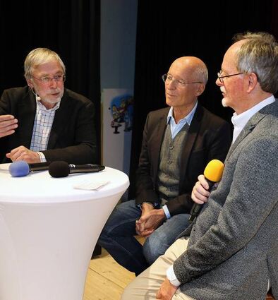 Das Gespräch mit Professor Gerald Hüther (v. l.) und Dr. Rüdiger Dahlke moderierte Dr. Axel Sutter.