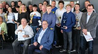 Langjährige Mitglieder (wie Heinz Eichhorn vorne rechts) und Clubmeister: Groß ist die Gruppe der Geehrten des BMC im Baden-Württemberg Center.