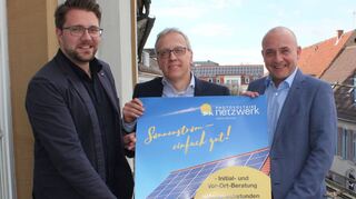 Der Klimaschutzbeauftragte der Stadt, Patrick Cisowski (v. l.), Dr. Klaus Keßler, Geschäftsführer der KliBA Heidelberg und Oberbürgermeister Dr. René Pöltl informieren über die Möglichkeiten von Photovoltaik-Anlagen.