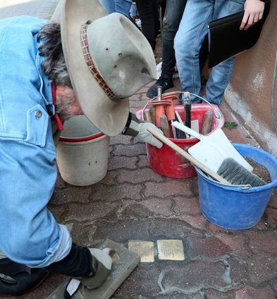 Der Künstler Gunter Demnig verlegt in der Heidelberger Straße die Stolpersteine, die an Jeanette und Elise Halle erinnern.