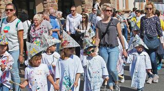 Lauter kleine Künstler: Die Kinder vom Kindergarten St. Kilian haben sich ihre Pinsel geschnappt und ihre Malerkittel ordentlich bunt gestaltet. Die Malerhüte aus Zeitungspapier dürfen da nicht fehlen.