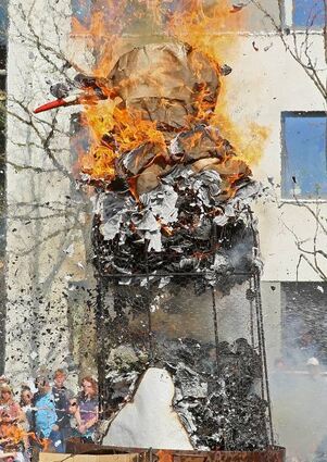 Der Schneemann geht in Flammen auf – übrig bleiben Asche und das Stahlgestell.