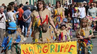 An Indianer erinnern die Kinder der Waldgruppe mit ihren Kostümen, die bunte Stoff-fetzen zieren.