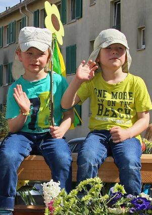 Jonathan und Tobit sitzen gemütlich auf dem Wagen des Gartenbauvereins.