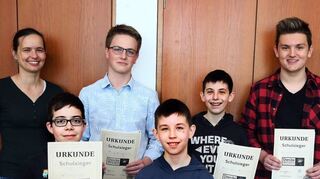 Geografie-Lehrerin Sabine Appel (l.) freut sich über die von Erdkunde begeisterten Schüler Paul Kräupl, Nicholas Braun, Alexander von Homeyer, Martin Wilhelm und Maximilian von Homeyer. Auch Schulleiter Stefan Ade gratulierte den Hebelianern zu ihrem Erfolg.