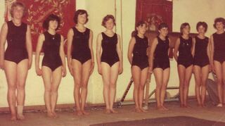 Sportliche Damen: Ganz in Schwarz gingen die Turnerinnen auf die Matte.