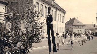 Der Turnverein immer mittendrin und hoch hinaus: TVler als Umzugsteilnehmer.