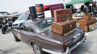 Ein Jaguar mit kultiger Ladung: Auch solche historischen Koffer können Fans traditioneller Reisekultur bei der Veterama kaufen. Wenn es nicht gerade ein komplettes Fahrzeug sein muss . . .