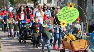 Die Gartenzwerge warten auf den Frühling: Mit roten Mützen ziehen die Besucher des Kindergartens Sonnenblume durch die Stadt in Richtung Gartenschaupark, um den Winter zu verabschieden.