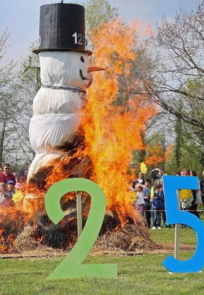 Die Tage des Winters sind gezählt – unabhängig von den Jubiläumszahlen im Garten-schaupark: Der Riesenschneemann geht in Flammen auf.