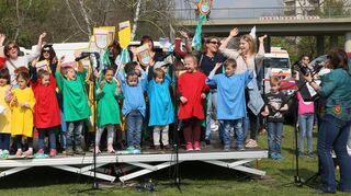 So fröhlich geht es auf der Bühne im Park zu: Der Südstadtkindergarten reißt mit seinem „Hockenheim-Lied“ die Sommertagszug-Besucher zum Mitsingen mit.