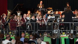 Musik für den guten Zweck: Gastdirigentin Virginia Pérez Garcia hat beim Frühjahrskonzert das Orchester im Griff.