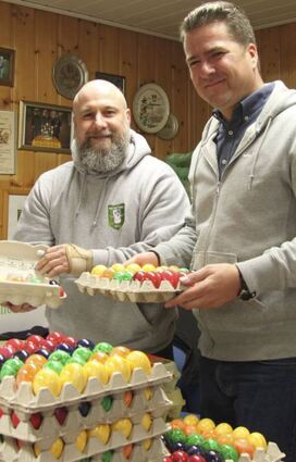 Torsten Niedermeyer und Alexander Dejon belohnen erfolgreiche Schützen.