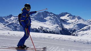 Martin Rofner ist in St. Anton aufgewachsen. Er kennt dort jeden Winkel, jeden Gipfel. Hier zeigt der erfahrene Guide der Skischule Arlberg auf den Patteriol (3056 Meter, zweiter Gipfel von rechts), der wegen seiner imposanten Form auch das „Matterhorn der Verwallgruppe“ genannt wird.