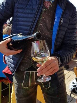 Lukas schenkt auf der Hospiz-Alm aus einer Magnumflasche Grünen Veltliner (Weingut Johann Donabaum, 2015) ein.