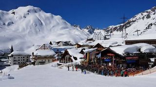 Hotspot in St. Christoph: die Hospiz-Alm. Bei Sonnenschein sind Terrasse und Balkone am späten Vormittag schon bestens gefüllt. Kein Wunder: tolle Aussicht, gutes Essen.