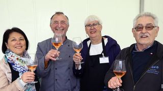 Die Kochgesellschaft hatte Pech mit dem Regen: Claudia und Ludwig Jöhl (v. l.), Beatrix Grigori sowie Hans-Joachim Appel trösten sich mit einem Glas Wein.
