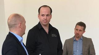 OB Dr. René Pöltl (v. l.) zeigt sich beeindruckt vom Können des Ster-nekochs Tristan Brandt und des Weinexperten Ole Tischmacher.