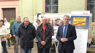 Bürgermeister Uwe Grempels (v. r.), sein Stellvertreter Friedbert Blaschke und Jürgen Lauer, des Vorsitzende des Gewerbevereins beim Maifest.