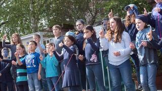 Die Kinder vom Chor der Zeyher-Grundschule heben mahnend die Finger für den Schutz der einer schönen und wichtigen blauen Welt.