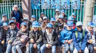 Gisela Heim (hinten links), Kunstlehrerin der Hirschacker-Schule, mit ihren Drittklässlern vor den Plakaten für den Umweltschutz.