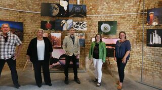 Die Fotokünstler Detlev Reißmann (v. l.), Antje Throne, Sven Gaa und Anja Heid präsentieren gemeinsam mit der Initiatorin der Ausstellung, Juliennne Matthias-Gund, ihre beeindruckenden Werke bei der Vernissage.