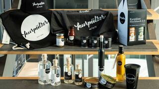Kappe, T-Shirt, Gewürze, Senf, Spargelschnaps, Kirschlikör, Dschin und Lewwerworscht – oder eine Kurpälzer Hånddasch 2.0 – das alles gibt’s bei der SZ.