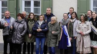 Fröhliches Wiedersehen: Oberbürgermeister Dr. René Pöltl und die Schwetzinger Stadträte empfangen ihre Kollegen aus der pfälzischen Partnerstadt Wachenheim.