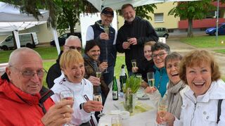 Prost! Wer ganz in Weiß gekleidet zum Wasserturm gekommen war, bekommt zur Begrüßung einen Sekt aufs Haus.