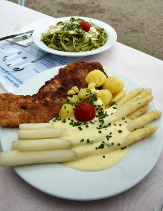 Klassisch mit Schnitzel, Kartoffeln und Sauce hollandaise mundet das Gemüse auch bei Regenwetter.